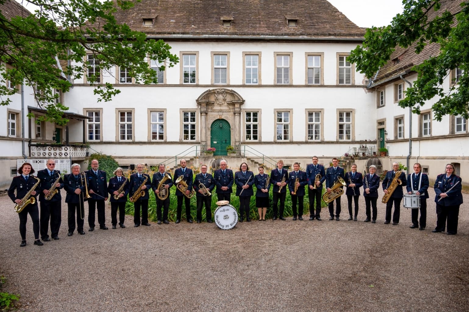 Gruppenfoto des Musikzugs Bisperode mit Instrumenten